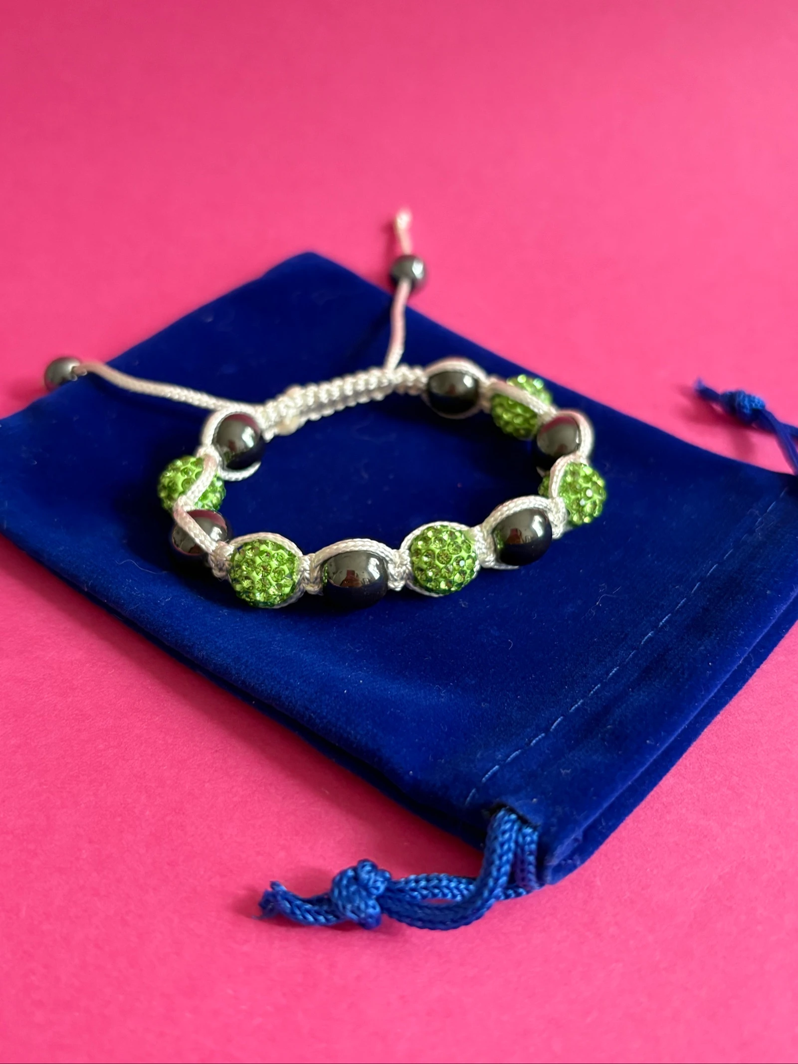 Bracelet type Shamballa tressé blanc - Perles grises et strass vertes